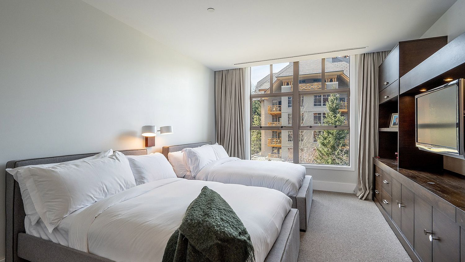 33 Four Seasons Private Residences