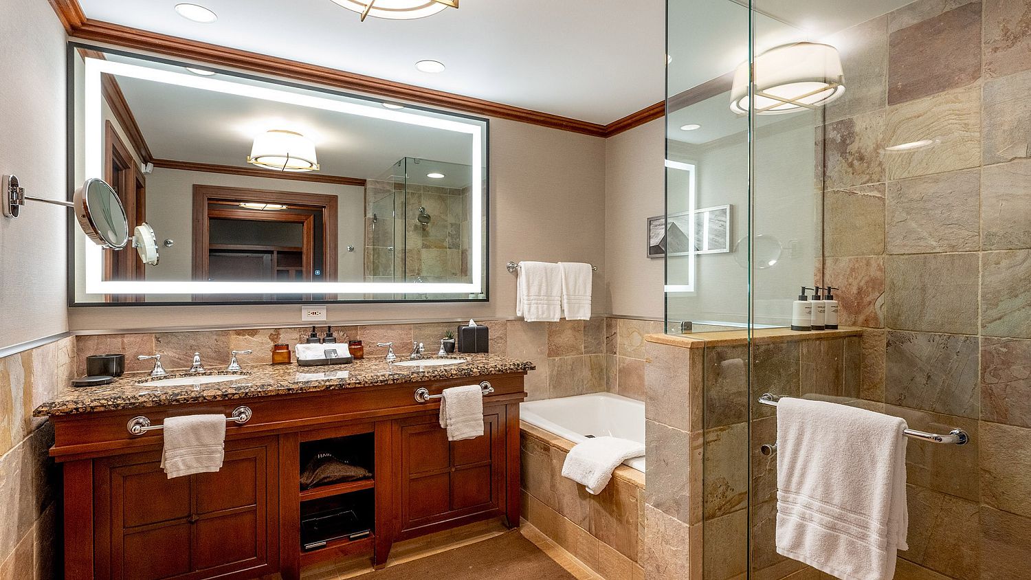 530/532/534 Four Seasons Resort