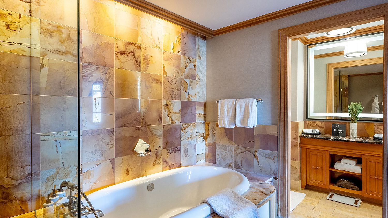 530/532/534 Four Seasons Resort